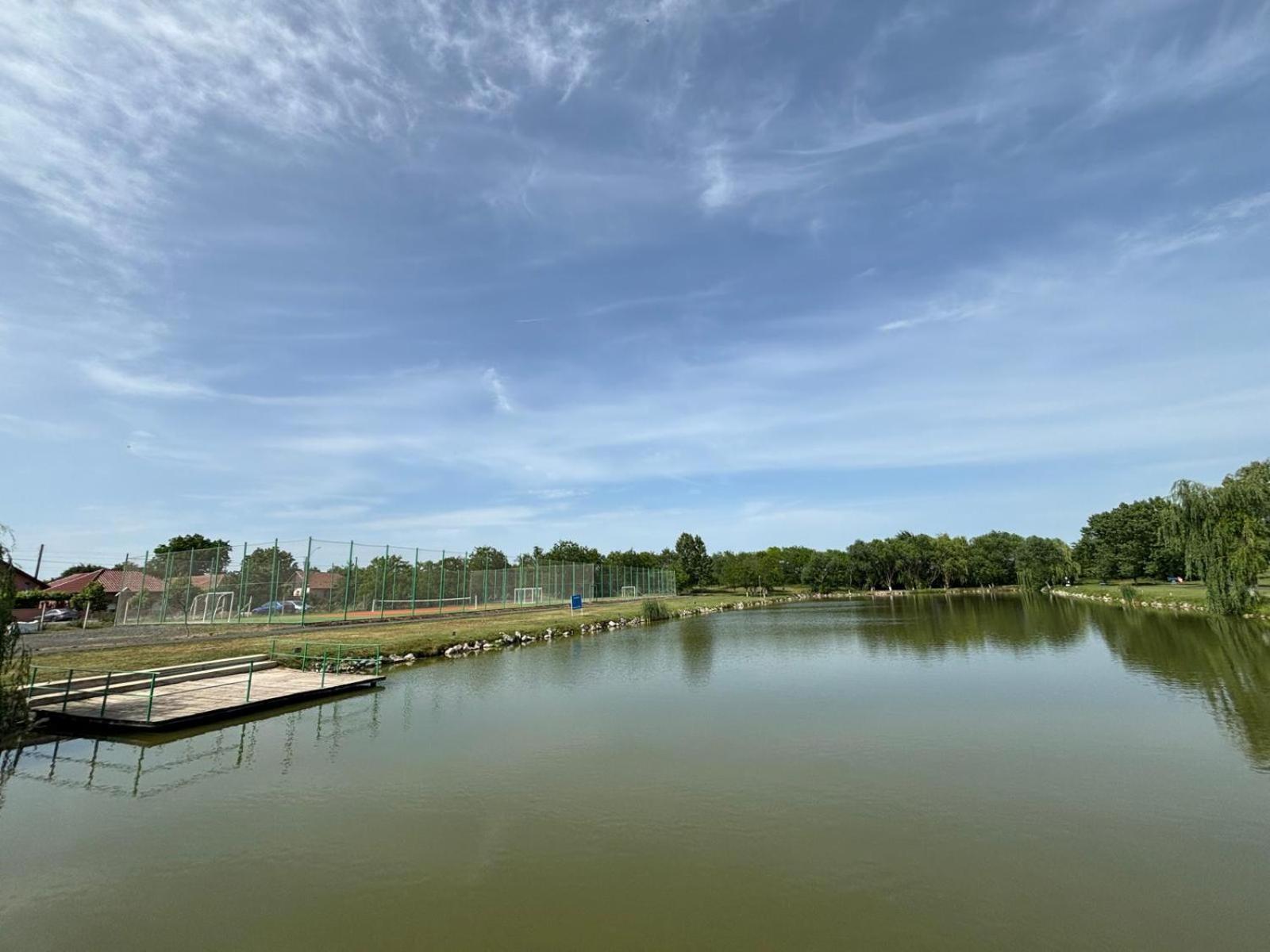 Conacul De Pe Lac Sagu Bagian luar foto